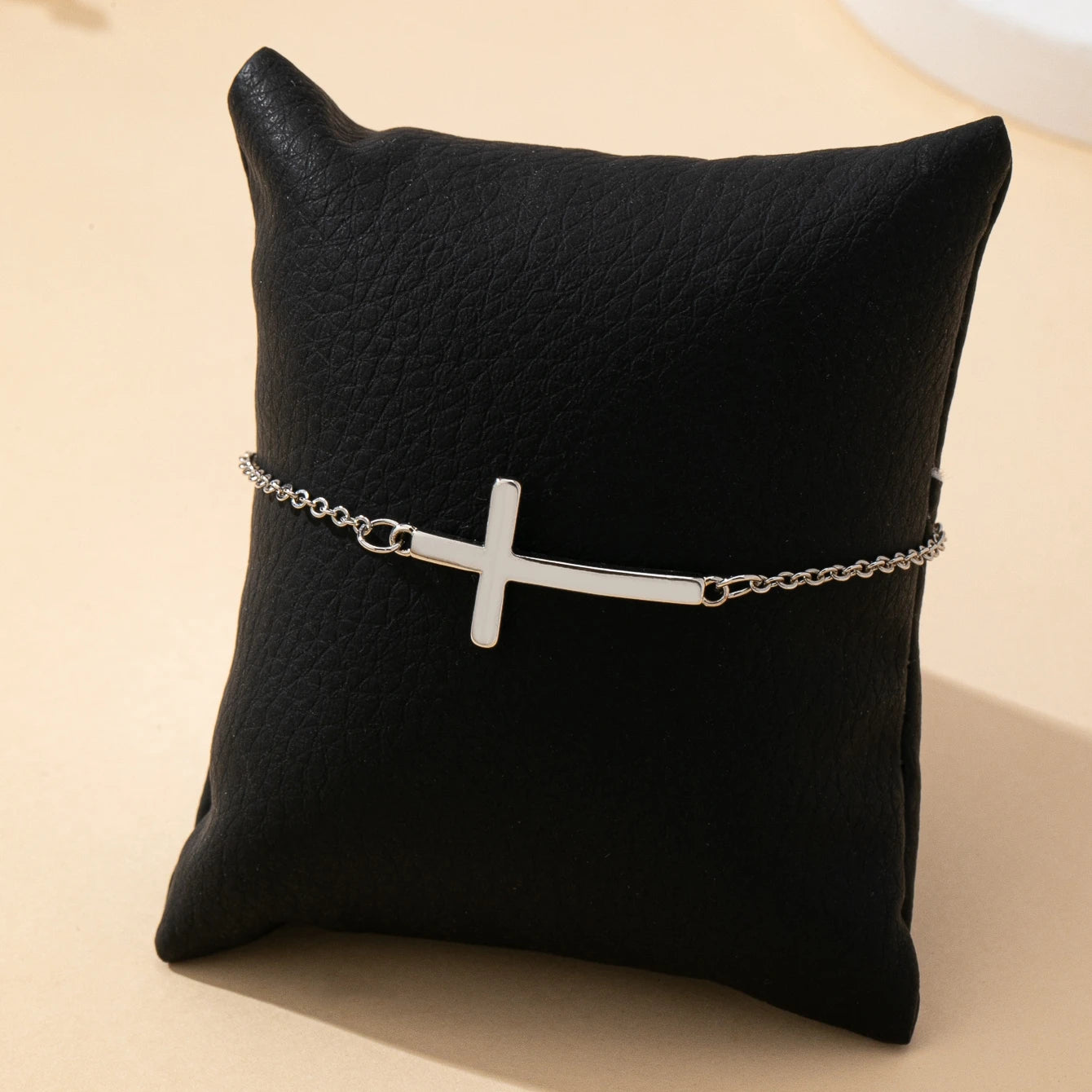 A Women's Bracelet, Simple Cross Classic Fashion Bracelet, Suitable for Daily Wear and Vacation Wear